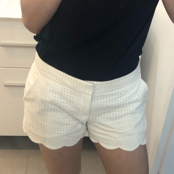 Classy & versatile Club Monaco White Short - Picture 1 of 8